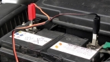 Comment recharger une batterie de voiture sans chargeur ?