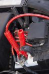 Comment recharger une batterie de voiture sans retirer les bornes?