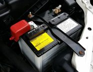 Comment savoir si une batterie est chargée avec un chargeur ?