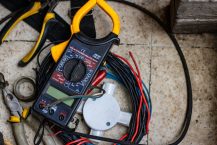 Les astuces pour recharger votre batterie de voiture en hiver avec un chargeur de batterie