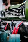 Comprendre les avantages et inconvénients des chargeurs de batterie pour voiture par rapport aux boosters de batterie